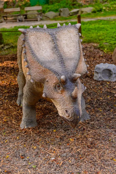 Bratislava, Slovakya - 28 Eylül 2016: Bratislava, Slovakya'nın popüler turistik yerlerinden biri olan Dinopark'taki Chasmosaurus.