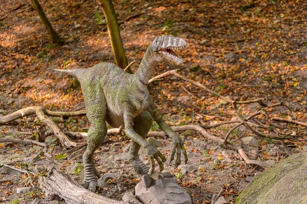 Bratislava, Slovakya - 28 Eylül 2016: Bratislava, Slovakya'nın popüler turistik yerlerinden biri olan Dinopark'ta Velociraptor.