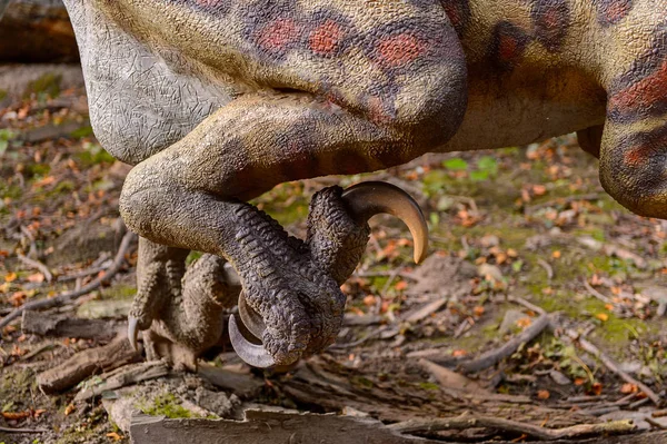 Bratislava, Slovakya - 28 Eylül 2016: Bratislava, Slovakya'nın popüler turistik yerlerinden biri olan Dinopark'ta Velociraptor.