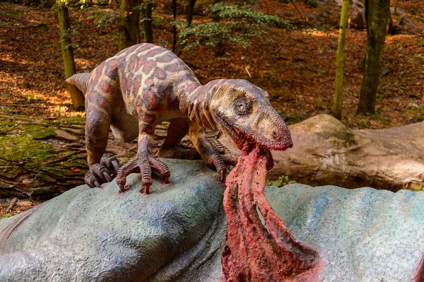 Bratislava, Slovakya - 28 Eylül 2016: Bratislava, Slovakya'nın gözde mekanlarından biri olan Dinopark'ta diğer dinozorun flaşını velocirapor yiyor.