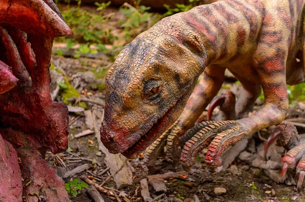 Bratislava, Slovakya - 28 Eylül 2016: Bratislava, Slovakya'nın gözde mekanlarından biri olan Dinopark'ta diğer dinozorun flaşını velocirapor yiyor.