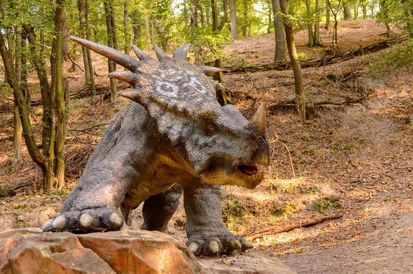 Bratislava, Slovakya - 28 Eylül 2016: Strykosaurus at the Dinopark, Bratislava, Slovakya'nın gözde mekanlarından biri.