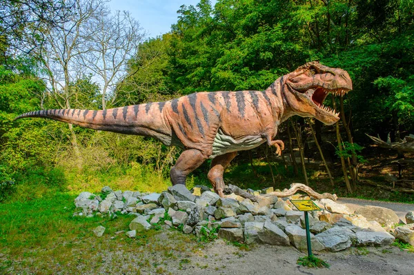 ブラチスラバ スロバキア 2016 ブラチスラバのディノパークでティラノサウルスレックス ティラノサウルスは コエルロサウリアン テロポッド恐竜の属である — ストック写真