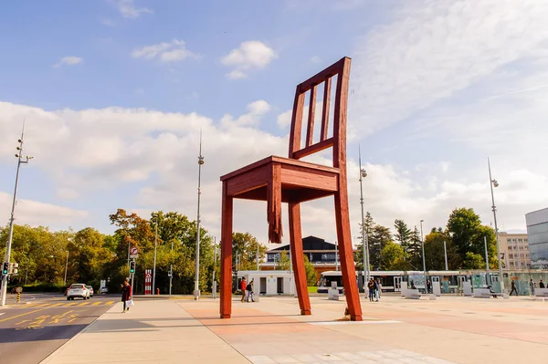 Geneva Switzerland Oct 2016 Broken Chair Square Nations Place Des — Stock Photo, Image