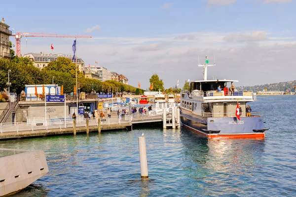 Cenevre, İsviçre - Eki 10, 2016: Cenevre, İsviçre'nin tekne iskelesi. Küresel bir şehir, bir finans merkezi ve dünya çapında diplomasi merkezidir.