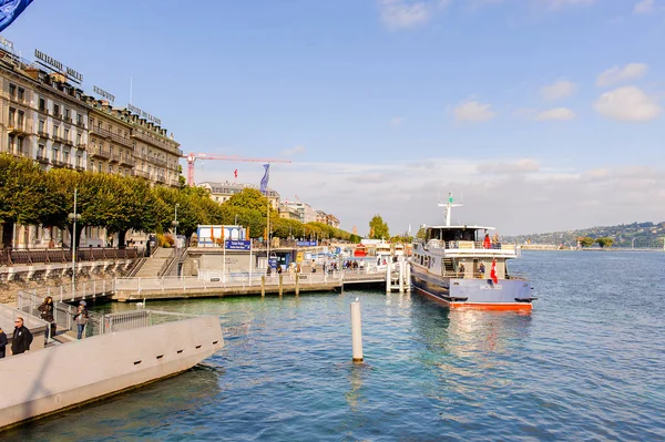 Cenevre, İsviçre - Eki 10, 2016: Cenevre, İsviçre'nin tekne iskelesi. Küresel bir şehir, bir finans merkezi ve dünya çapında diplomasi merkezidir.