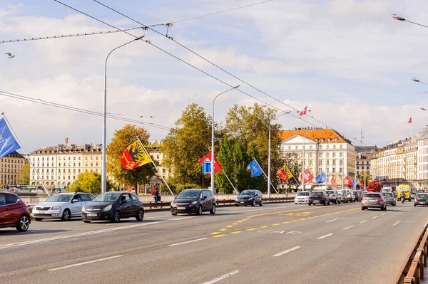 Cenevre, İsviçre - Eki 10, 2016: Cenevre Leman köprüsü, İsviçre. Küresel bir şehir, bir finans merkezi ve dünya çapında diplomasi merkezidir.