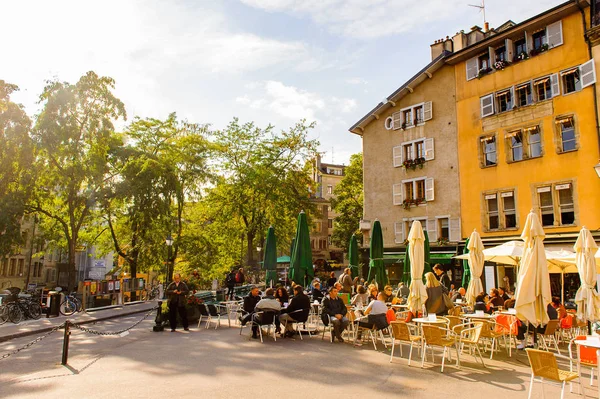 Cenevre, İsviçre - Eki 10, 2016: Restoran, Cenevre, İsviçre. Küresel bir şehir, bir finans merkezi ve dünya çapında diplomasi merkezidir.