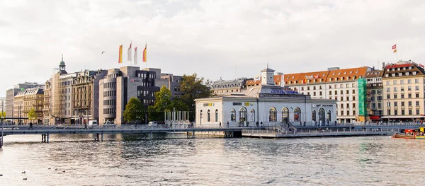 Cenevre, İsviçre - Eki 10, 2016: Cenevre Mimarisi, İsviçre. Küresel bir şehir, bir finans merkezi ve dünya çapında diplomasi merkezidir.