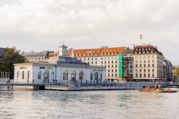 Cenevre, İsviçre - Eki 10, 2016: Cenevre Mimarisi, İsviçre. Küresel bir şehir, bir finans merkezi ve dünya çapında diplomasi merkezidir.