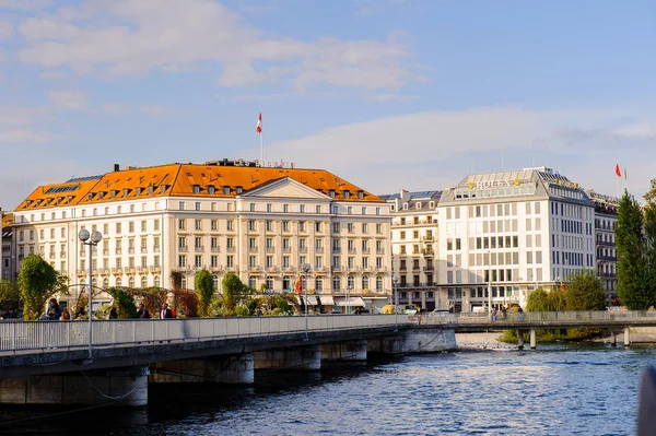 Cenevre, İsviçre - Eki 10, 2016: Cenevre Mimarisi, İsviçre. Küresel bir şehir, bir finans merkezi ve dünya çapında diplomasi merkezidir.