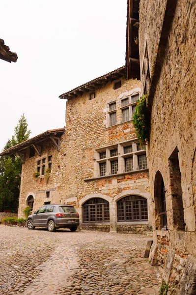 Perouges, Fransa - 11 Ekim 2016: Perouges dar sokak, Fransa, bir ortaçağ duvarlı kasaba, popüler bir turistik.