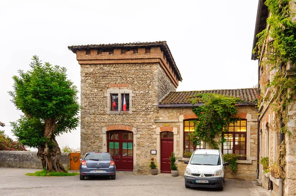 Perouges, Fransa - 11 Ekim 2016: Perouges Old House, Fransa, bir ortaçağ duvarlı şehir, popüler bir turistik.
