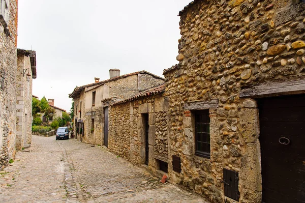 Perouges, Fransa - 11 Ekim 2016: Perouges Old House, Fransa, bir ortaçağ duvarlı şehir, popüler bir turistik.