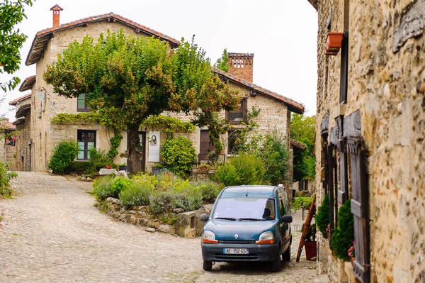 Perouges, Fransa - 11 Ekim 2016: Perouges Old House, Fransa, bir ortaçağ duvarlı şehir, popüler bir turistik.
