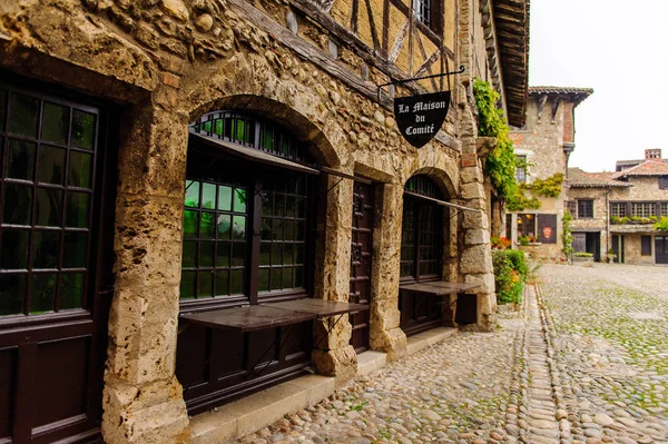 Perouges, Fransa - Eki 11, 2016: Perouges Arhitecture, Fransa, bir ortaçağ duvarlı şehir, popüler bir turistik.