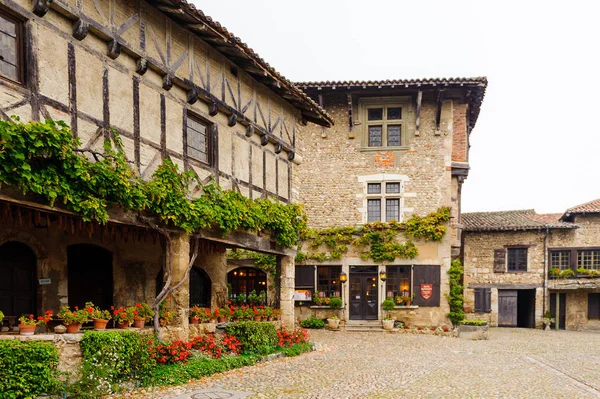 Perouges, Fransa - Eki 11, 2016: Perouges ana kare, Fransa, bir ortaçağ duvarlı şehir, popüler bir turistik.