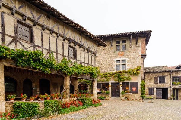 Perouges, Fransa - Eki 11, 2016: Perouges ana kare, Fransa, bir ortaçağ duvarlı şehir, popüler bir turistik.