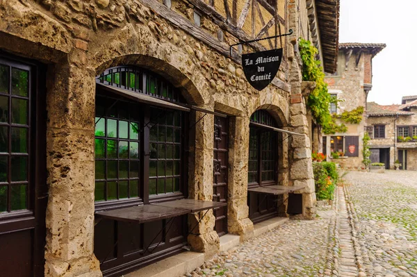 Perouges, Fransa - Eki 11, 2016: Perouges Arhitecture, Fransa, bir ortaçağ duvarlı şehir, popüler bir turistik.