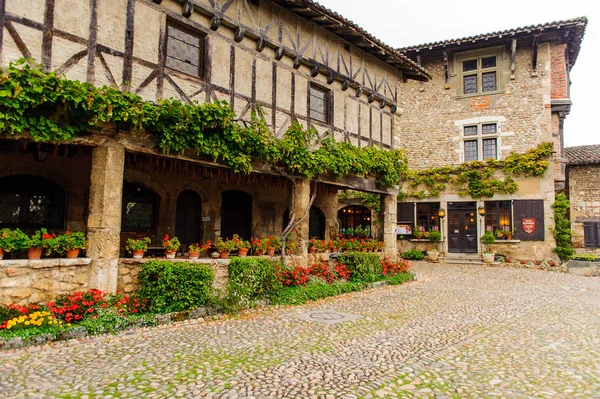 Perouges, Fransa - Eki 11, 2016: Perouges ana kare, Fransa, bir ortaçağ duvarlı şehir, popüler bir turistik.