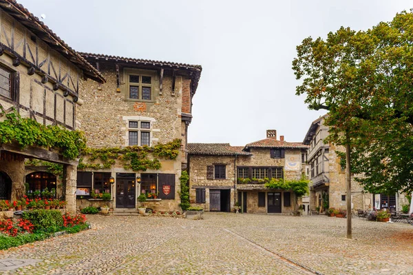 Perouges, Fransa - Eki 11, 2016: Perouges ana kare, Fransa, bir ortaçağ duvarlı şehir, popüler bir turistik.