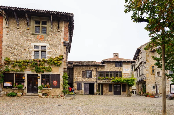 Perouges, Fransa - Eki 11, 2016: Perouges ana kare, Fransa, bir ortaçağ duvarlı şehir, popüler bir turistik.