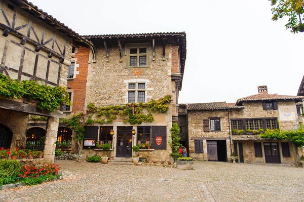 Perouges, Fransa - Eki 11, 2016: Perouges ana kare, Fransa, bir ortaçağ duvarlı şehir, popüler bir turistik.