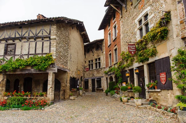 Perouges, Fransa - Eki 11, 2016: Perouges ana kare, Fransa, bir ortaçağ duvarlı şehir, popüler bir turistik.