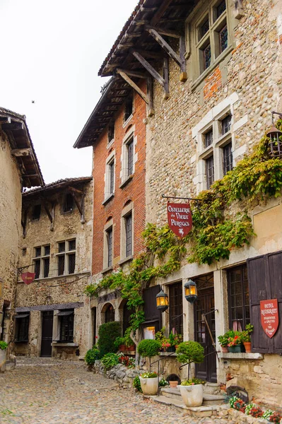 Perouges, Fransa - Eki 11, 2016: Perouges ana kare, Fransa, bir ortaçağ duvarlı şehir, popüler bir turistik.