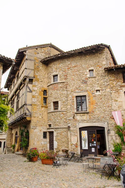 Perouges, Fransa - 11 Ekim 2016: Perouges dar sokak, Fransa, bir ortaçağ duvarlı kasaba, popüler bir turistik.