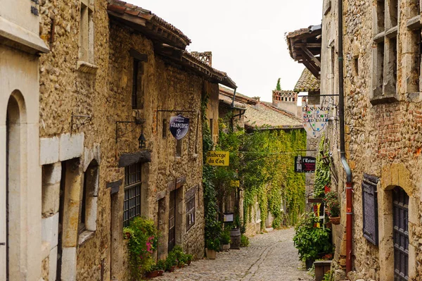 Perouges, Fransa - 11 Ekim 2016: Perouges dar sokak, Fransa, bir ortaçağ duvarlı kasaba, popüler bir turistik.