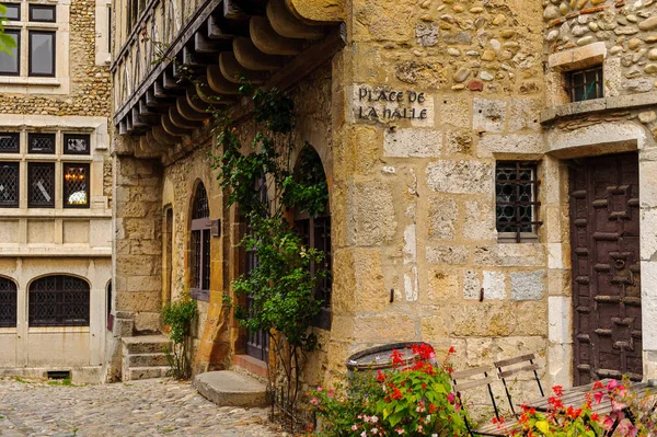 Perouges, Fransa - 11 Ekim 2016: Perouges dar sokak, Fransa, bir ortaçağ duvarlı kasaba, popüler bir turistik.