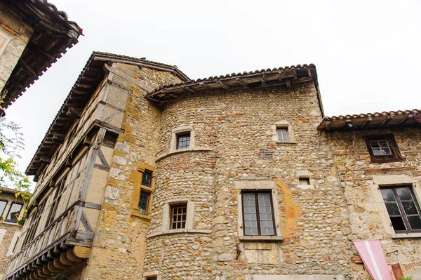 Perouges, Fransa - 11 Ekim 2016: Perouges dar sokak, Fransa, bir ortaçağ duvarlı kasaba, popüler bir turistik.