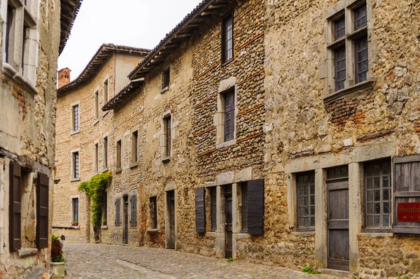 Perouges, Fransa - 11 Ekim 2016: Perouges dar sokak, Fransa, bir ortaçağ duvarlı kasaba, popüler bir turistik.