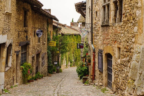 Perouges, Fransa - 11 Ekim 2016: Perouges dar sokak, Fransa, bir ortaçağ duvarlı kasaba, popüler bir turistik.