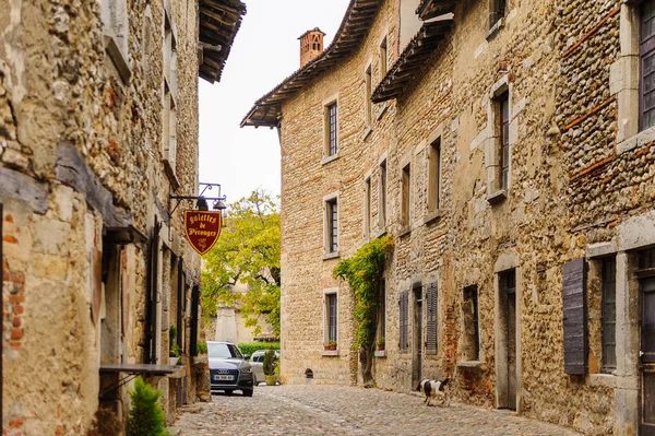 Perouges, Fransa - 11 Ekim 2016: Perouges dar sokak, Fransa, bir ortaçağ duvarlı kasaba, popüler bir turistik.