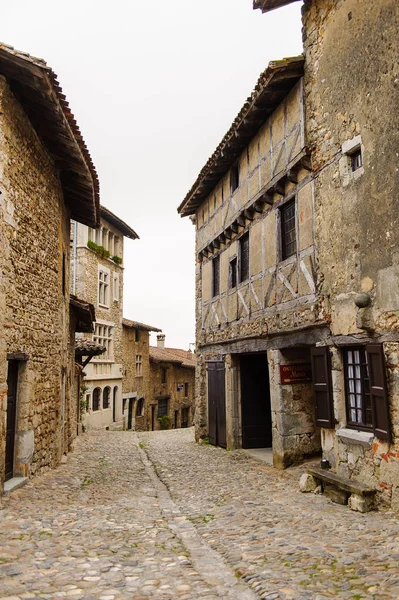 Perouges, Fransa - 11 Ekim 2016: Perouges dar sokak, Fransa, bir ortaçağ duvarlı kasaba, popüler bir turistik.