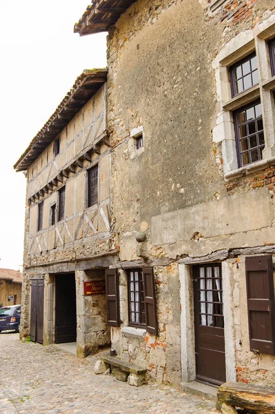 Perouges, Fransa - 11 Ekim 2016: Perouges dar sokak, Fransa, bir ortaçağ duvarlı kasaba, popüler bir turistik.