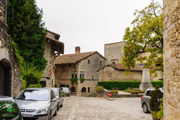 Perouges, Fransa - Eki 11, 2016: Perouges Arhitecture, Fransa, bir ortaçağ duvarlı şehir, popüler bir turistik.
