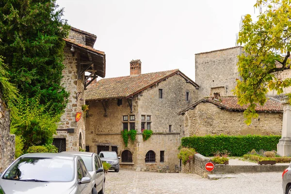 Perouges, Fransa - Eki 11, 2016: Perouges Arhitecture, Fransa, bir ortaçağ duvarlı şehir, popüler bir turistik.