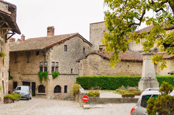Perouges, Fransa - Eki 11, 2016: Perouges Arhitecture, Fransa, bir ortaçağ duvarlı şehir, popüler bir turistik.