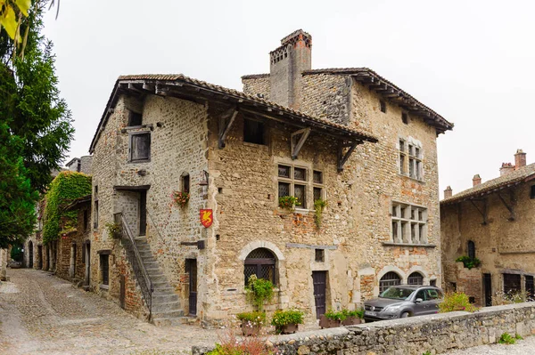 Perouges, Fransa - Eki 11, 2016: Perouges Arhitecture, Fransa, bir ortaçağ duvarlı şehir, popüler bir turistik.