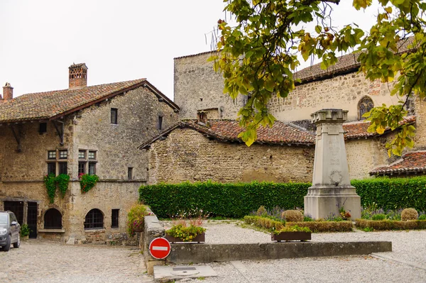 Perouges, Fransa - Eki 11, 2016: Perouges Arhitecture, Fransa, bir ortaçağ duvarlı şehir, popüler bir turistik.