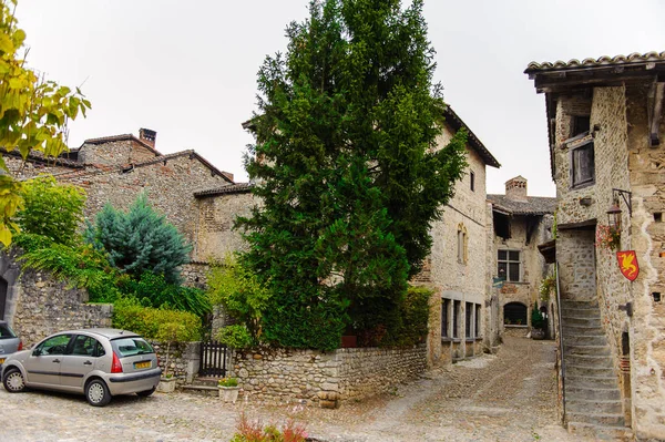 Perouges, Fransa - Eki 11, 2016: Perouges Arhitecture, Fransa, bir ortaçağ duvarlı şehir, popüler bir turistik.