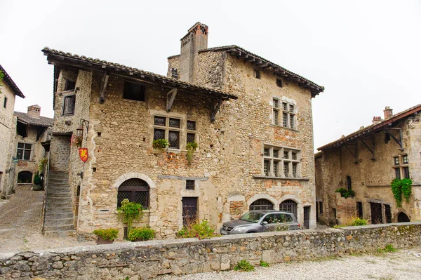 Perouges, Fransa - Eki 11, 2016: Perouges Arhitecture, Fransa, bir ortaçağ duvarlı şehir, popüler bir turistik.