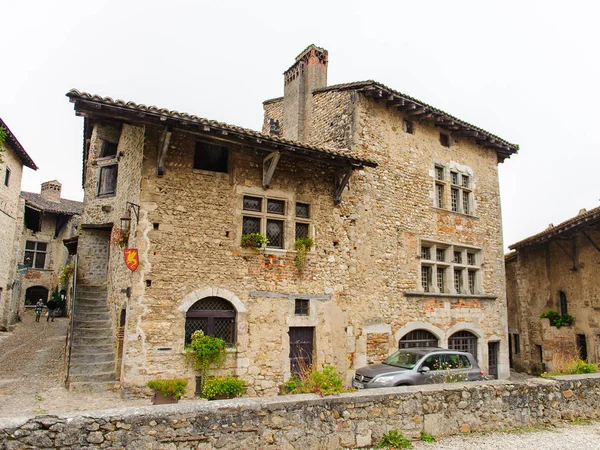 Perouges, Fransa - Eki 11, 2016: Perouges Arhitecture, Fransa, bir ortaçağ duvarlı şehir, popüler bir turistik.