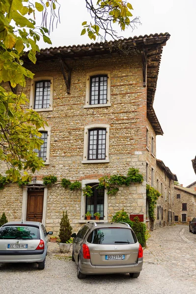 Perouges, Fransa - Eki 11, 2016: Perouges Arhitecture, Fransa, bir ortaçağ duvarlı şehir, popüler bir turistik.