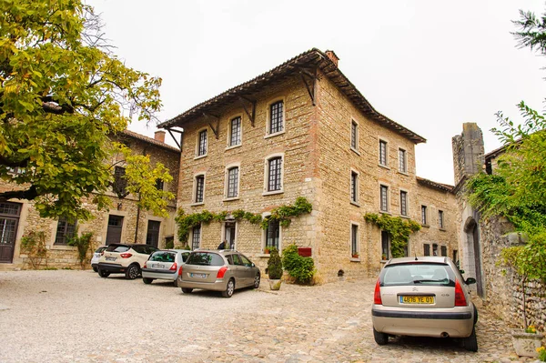 Perouges, Fransa - Eki 11, 2016: Perouges Arhitecture, Fransa, bir ortaçağ duvarlı şehir, popüler bir turistik.