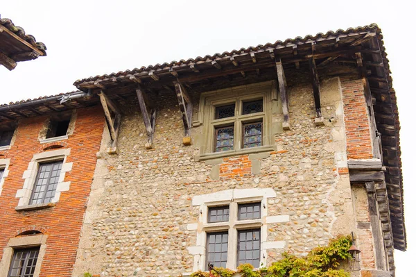 Perouges, Fransa - Eki 11, 2016: Perouges Arhitecture, Fransa, bir ortaçağ duvarlı şehir, popüler bir turistik.