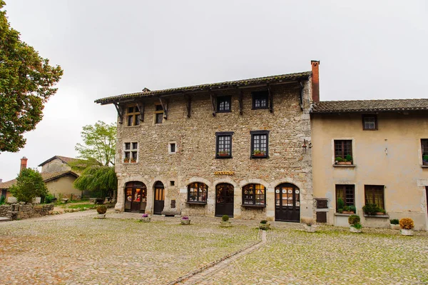 Perouges, Fransa - Eki 11, 2016: Perouges Arhitecture, Fransa, bir ortaçağ duvarlı şehir, popüler bir turistik.